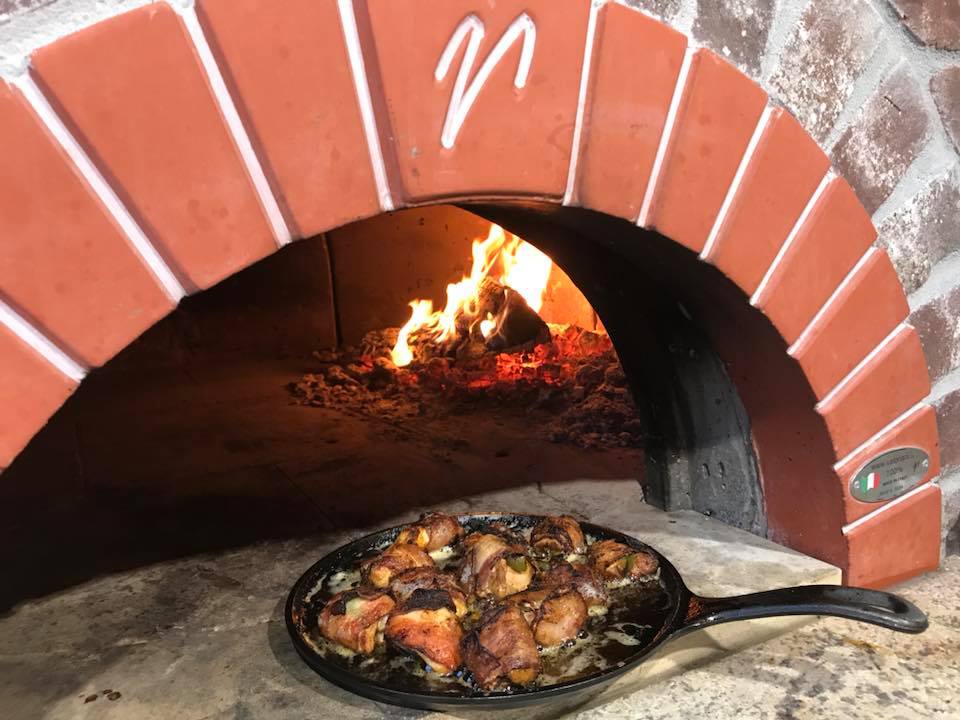 Курица в&nbsp;беконе приготовленная в&nbsp;дровяной печи ля пиццы