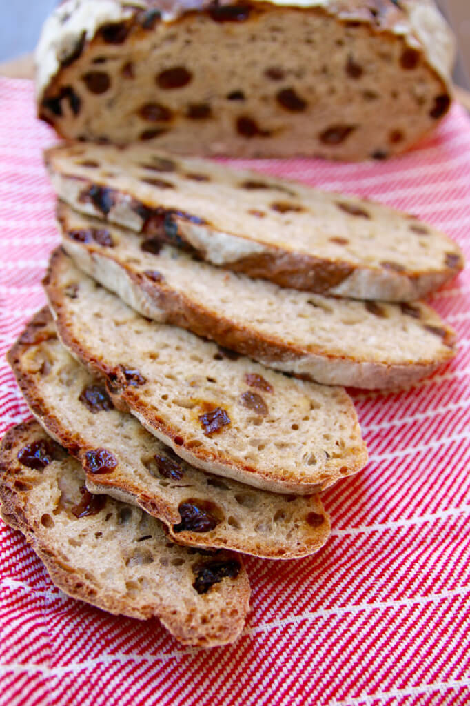 Домашний хлеб в печи на дровах