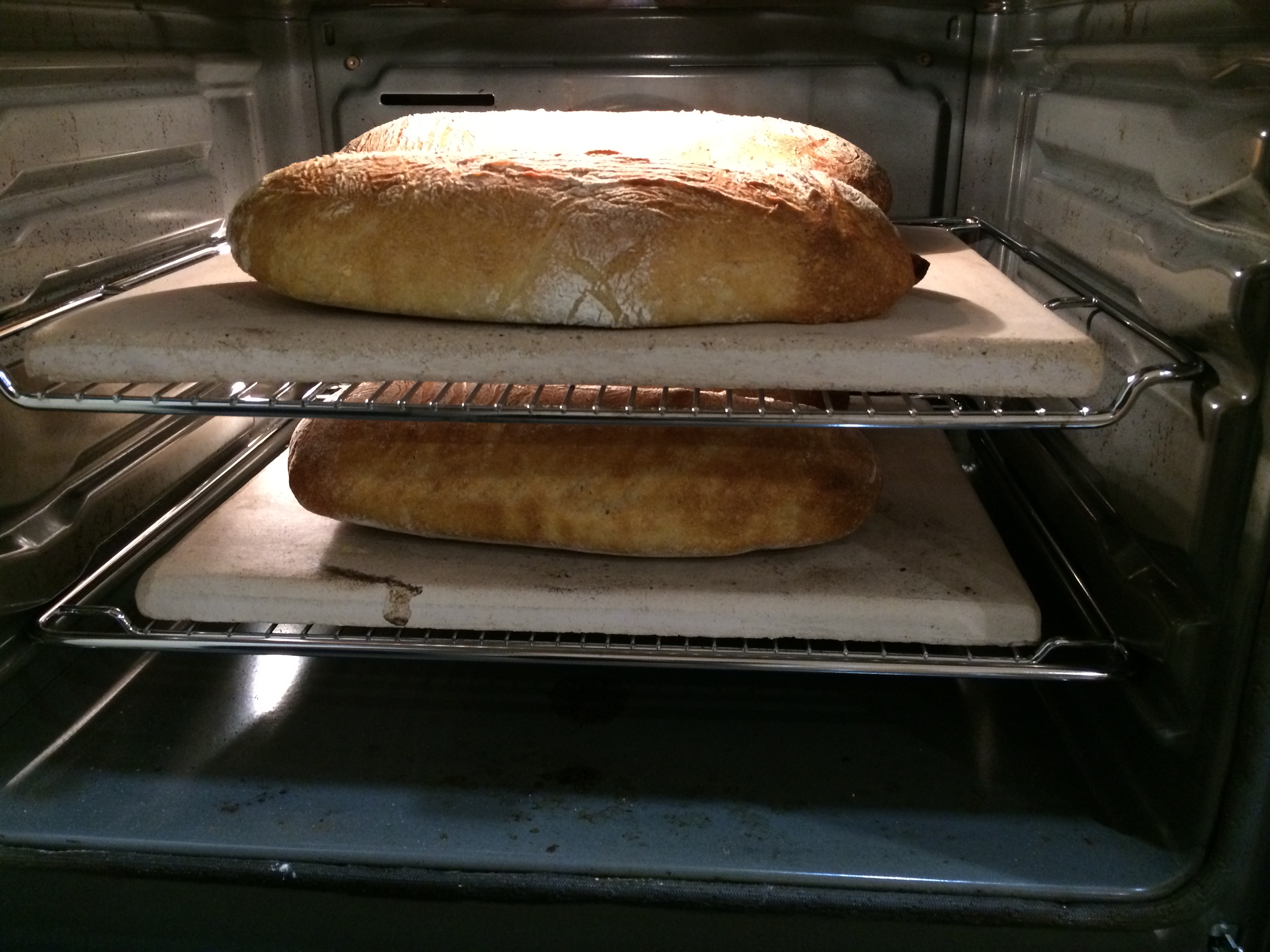 Хлеб в духовке быстро и просто. Выпечка хлеба в духовке. Батоны хлеб выпечка. Домашний хлеб в духовке. Тесто для выпечки хлеба.