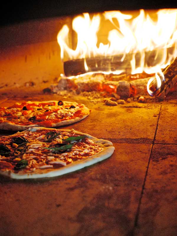 Тесто для пиццы и выпекание в дровяной печи: знаменитый пиццайоло делится мастерством