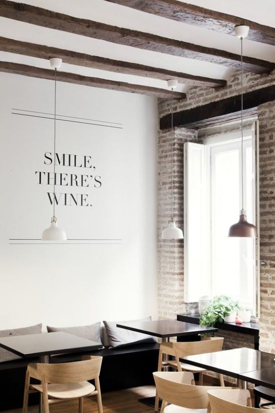 Черно-белый интерьер ресторана Smile, there's wine в Бельгии